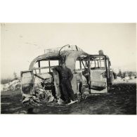 [Un soldat de l'armée de Terre allemande pose devant un autocar Henschel].