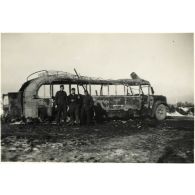 [Des soldats de l'armée de Terre allemande posent devant un autocar Henschel].