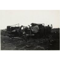 [Des camions de l'armée de Terre allemande avec de gauche à droite un Henschel Type 33 et un camion de "prise" Citroën].