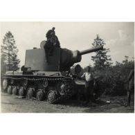 [Un blindé KV2 de l'Armée rouge en panne ou détruit].