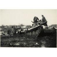 [Sur les routes détrempées du front de l'Est, un blindé léger Panzer 38 (t) tracte un camion SIS-5 d'origine soviétique].