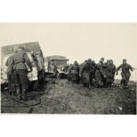 [Sur les routes détrempées du front de l'Est, des camions allemands n'avancent plus. La boue rend la progression impossible].