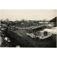 [Un camion allemand "Einheit Diesel" progresse lentement dans la boue].