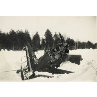 [Une carcasse de chasseur MIG 3 de l'armée de l'Air soviétique].