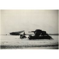 [Un canon antichar de 4,7 cm PaK (Panzerabwehrkanone) sur un chassis de Panzerkampfwagen I, puis un canon de 3,7 cm PaK 36/37. Enfin, un planeur Messerschmitt Me-321 d'une unité de transport (Transportgeschwader)].