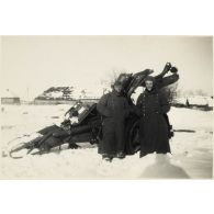 [Deux sentinelles allemandes posent devant une pièce d'artillerie allemande neutralisée 15 cm SIG 33 (Schwere Infanteriegeschütze) (peut-être idem cliché 40)].