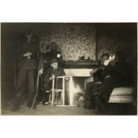 [En France, des soldats de l'armée de Terre assis autour d'une cheminée].