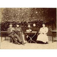 [Portrait de famille : deux hommes et trois femmes].