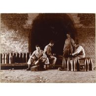 Nettoyage des obus : une fois par an, ces bijoux sont grattés, passés au minium et à la mine de plomb. [légende d'origine]