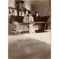 [Un soldat avec un fusil dans sa chambrée].