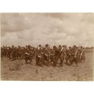 En avant ! En avant ! Et la charge part, bondit dans des éclairs de baïonnettes, au milieu des hurlements frénétiques. C'est le moment suprême de la bataille, le dernier tableau, le plus beau, le plus grave. [légende d'origine]