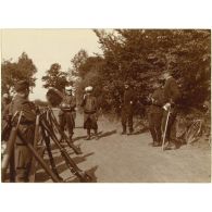 La critique : mon lieutenant, j'ai fait filer mes hommes le long du petit bois à 200 m d'ici. Je me suis replié, l'ennemi étant fort d'une compagnie, tout en suivant les mouvements. [légende d'origine]