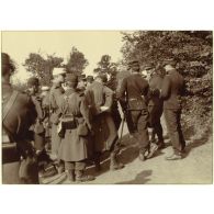 La critique : décidément, ce que vous avez fait, caporal Bénard, est ridicule, n'est-ce pas ! Et le lieutenant explique ce que lui, caporal, aurait fait. [légende d'origine]