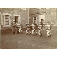 L'escrime à la baïonnette : c'est dur, le sac est lourd, baïonnette et fourreau sont au bout du flingot : pointez ! [légende d'origine]