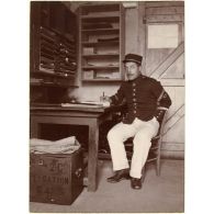 [Portrait d'un chasseur dans un bureau].