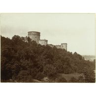 [Vue générale du château de Coucy].