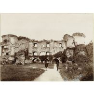 [Cour intérieure du château de Coucy].