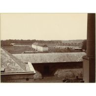 La cité ouvrière au 2e plan. [légende d'origine]