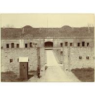 L'entrée du fort. Le pont. [légende d'origine]