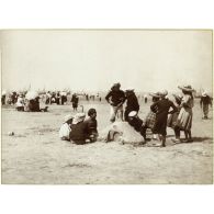 [Jeux d'enfants sur une plage].
