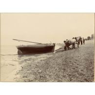[Embarcation tractée par un attelage de chevaux sur une plage].