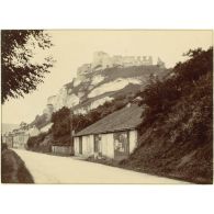 [Un château en ruine au sommet d'un promontoire].