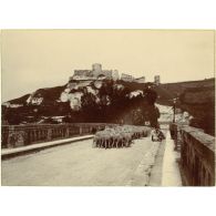 [Château-fort en ruine vu depuis un pont].