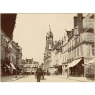 [Une rue menant à l'hôtel de ville de Compiègne].