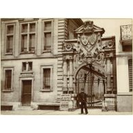 [Entrée d'un quartier militaire à Compiègne].