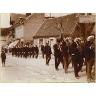 [Défilé militaire dans une rue de Pierrefonds].