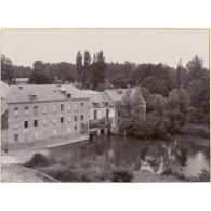 [Bâtisse au bord d'un étang : étang de Vivier Frère Robert, sur la route de Compiègne à Pierrefonds, 1903 ?].