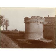 Une tour du château de Ham et les fossés. [légende d'origine]