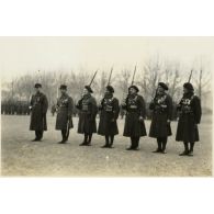 Les médaillés militaires du 103e bataillon. [légende d'origine]<br>