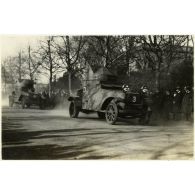 Les autos-mitrailleuses. [légende d'origine]<br>