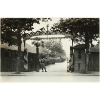 Entrée du camp Mangin (2e et 3e compagnie). [légende d'origine]<br>