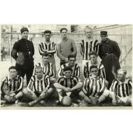 L'équipe de football du détachement qui s'est classée deuxième dans les championnats de la ligue de Shanghai (3e division)<br>Au 1er rang (assis) de gauche à droite : TEYSSIER J, AUGEARD-Lt GOURMENT-LESPINASSE-FAGOT<br>Au 2e rang : DURASSIER-BOSSUET (capitaine de l'équipe) et ARLEN<br>Debout : sergent DAVO (entraîneur), TEYSSIER M., J. BOURRICOT-Lt ARBEY et caporal-chef DUPUY (secrétaire). [légende d'origine]