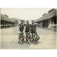 Les 6 militaires de la 3e compagnie ayant accompli les meilleures performances sportives au cours du 1er trimestre 1931. [légende d'origine]<br>