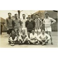 Caporaux-chefs, caporaux et soldats européens ayant pris part au cross-country. [légende d'origine]<br>