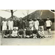 Sous-officiers européens ayant pris part au cross-country du bataillon. [légende d'origine]<br>