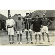 Sous-officiers indigènes ayant pris part au cross-country du bataillon. [légende d'origine]<br>