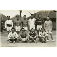 Equipe de la 2e compagnie ayant pris part au cross-country du bataillon. [légende d'origine]<br>