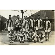 Equipe de la 3e compagnie ayant pris part au cross-country du bataillon. [légende d'origine]<br>