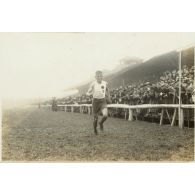 L'arrivée du soldat Crouzets classé 7e au marathon international de Shanghai (28 kms). [légende d'origine]<br>