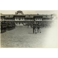 Revue du 103e bataillon. [légende d'origine]<br>