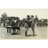 Remise d'un prix de tir à l'adjudant-chef Verbois. [légende d'origine]<br>