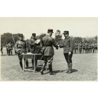 Remise d'un prix de tir au sergent Beurel.<br>De gauche à droite : le capitaine Battesti, l'adjudant Bourlet, le commandant Duboin et le sergent Beurel. [légende d'origine]