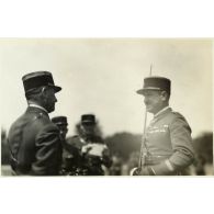 Remise d'un prix de tir au lieutenant Mazzoni. [légende d'origine]<br>
