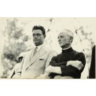 Monsieur Verdier, directeur des services municipaux de la concession française de Shanghai, assiste au défilé des troupes le 14 juillet 1930. [légende d'origine]<br>