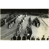 Cérémonie interalliée le 11 novembre 1930 devant le monument aux morts. [légende d'origine]<br>