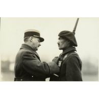 Le colonel Marcaire remettant la médaille militaire au soldat Fieschi. [légende d'origine]